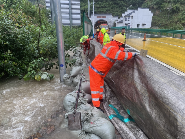 6月20日，寧國(guó)處搶修人員對(duì)黃千段隧道邊溝積水問(wèn)題搶修，保障道路暢通.jpg