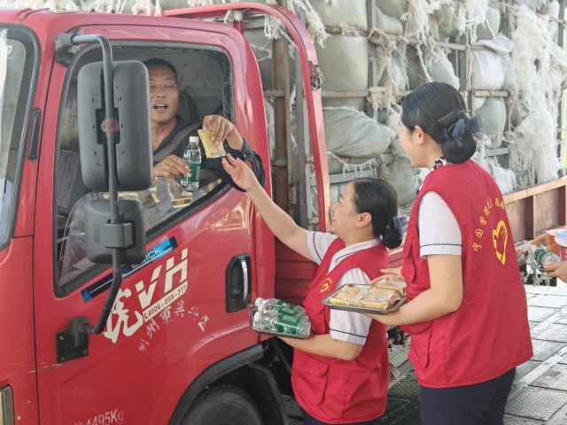 9月15日，寧國處楊灘站工作人員為旅途中的司乘送去中秋祝福.jpg