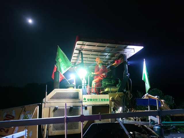 9 月 14 日，安徽交工集團(tuán)廣德至宣城段改擴(kuò)建工程07標(biāo)項(xiàng)目施工人員正在進(jìn)行路面銑刨攤鋪?zhàn)鳂I(yè)。.jpg