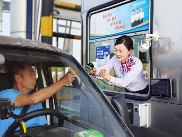 9月16日濟(jì)廣高速阜陽處袁寨收費(fèi)站收費(fèi)員謝云正熱情服務(wù)過往司乘人員，用行動(dòng)踐行皖美服務(wù)1.jpg