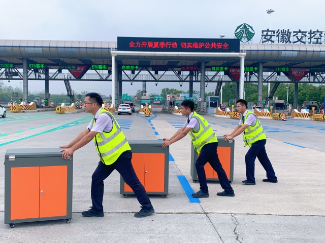 滁州中心合寧高速吳莊收費站架設復式收費設備應對節(jié)后大流量.jpg