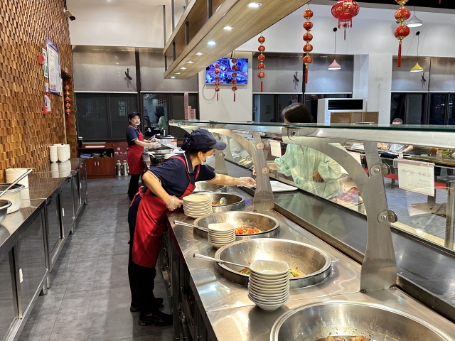 9月29日晚間，為保障國慶假期，豐樂服務區(qū)餐廳延長營業(yè)時間3.jpg